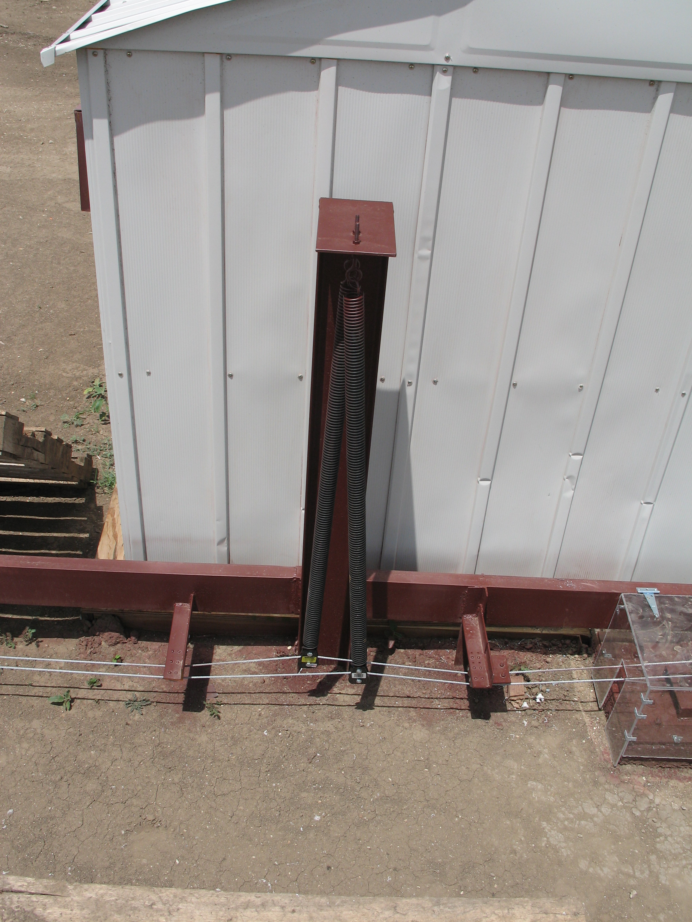 This slideshow presents the rainout shelter's components, such as the rail and wheels, structure, cables, and rain meter.